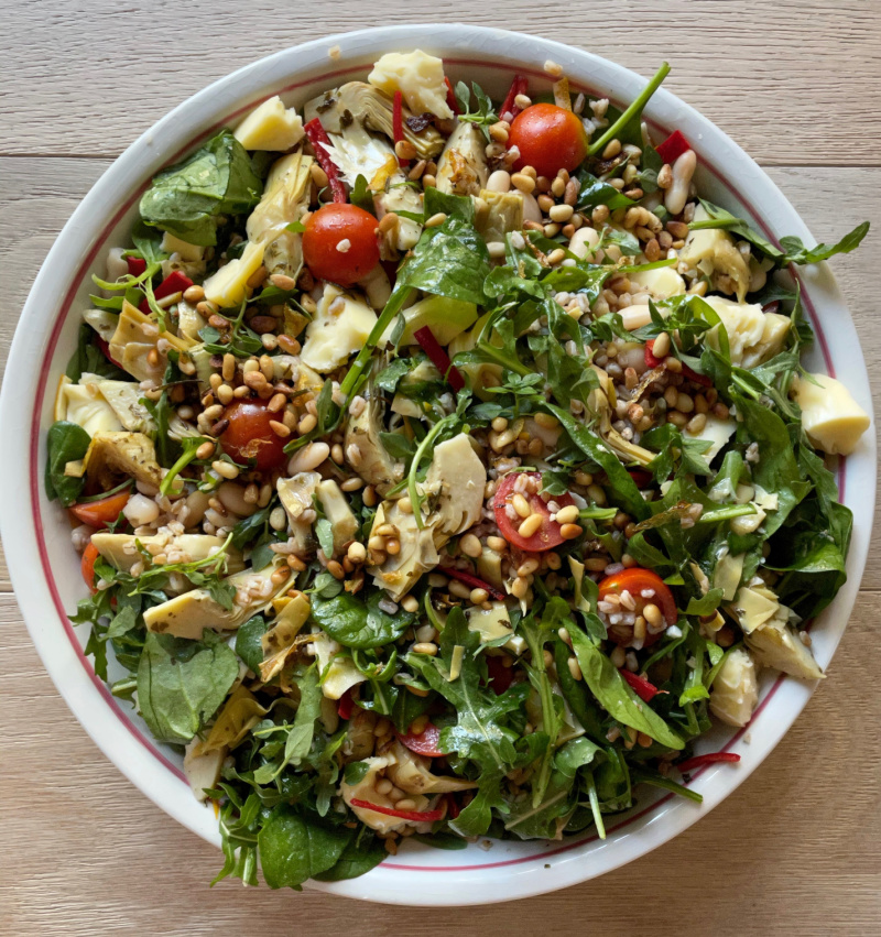 Mediterranean spelt salad with artichokes and mushrooms