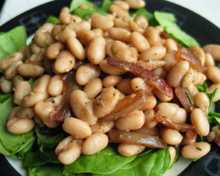 White bean salad with onion, rosemary, and chicory